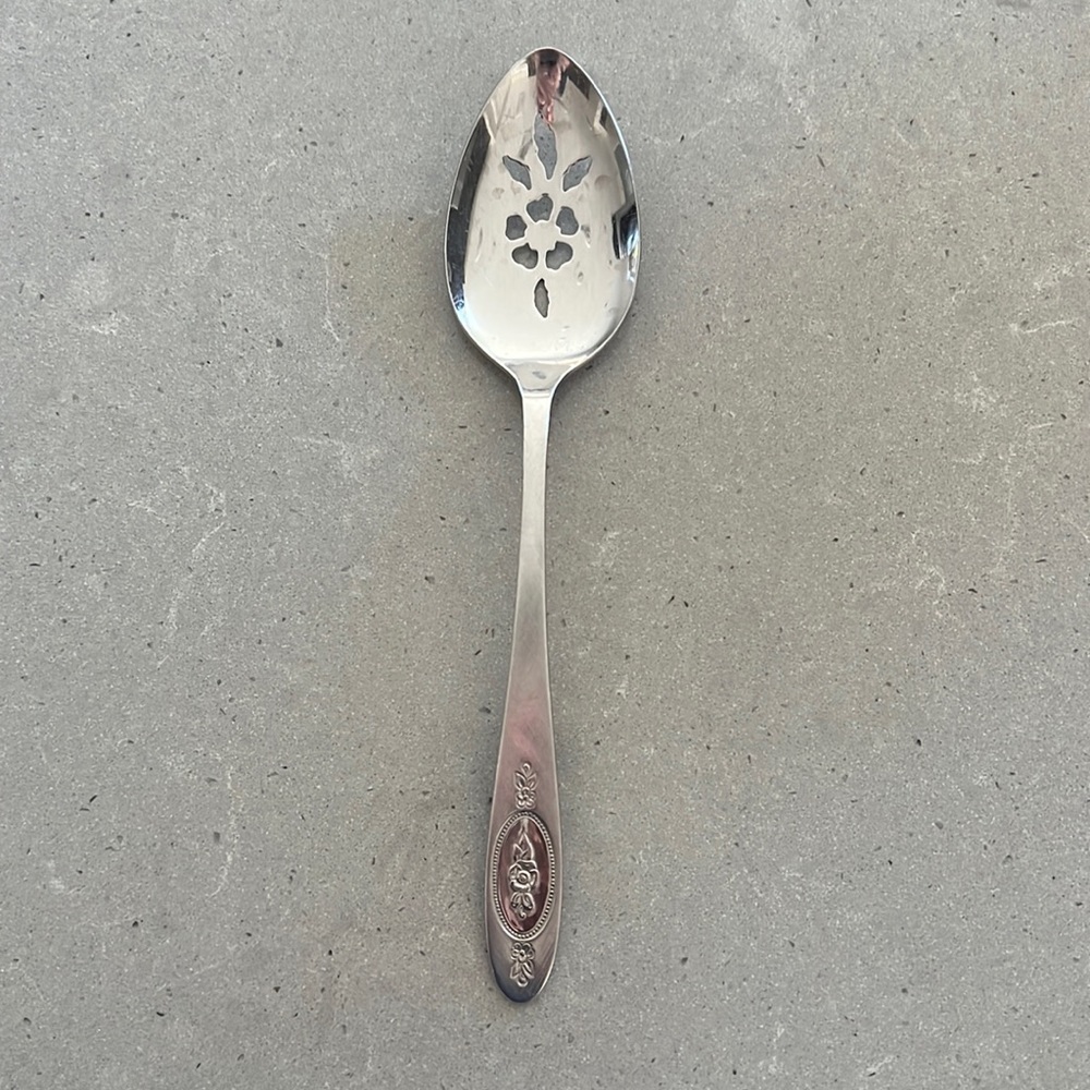 Oneida deluxe stainless slotted service spoon